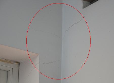 thấm dột gây hỏng kết cấu dầm, cửa